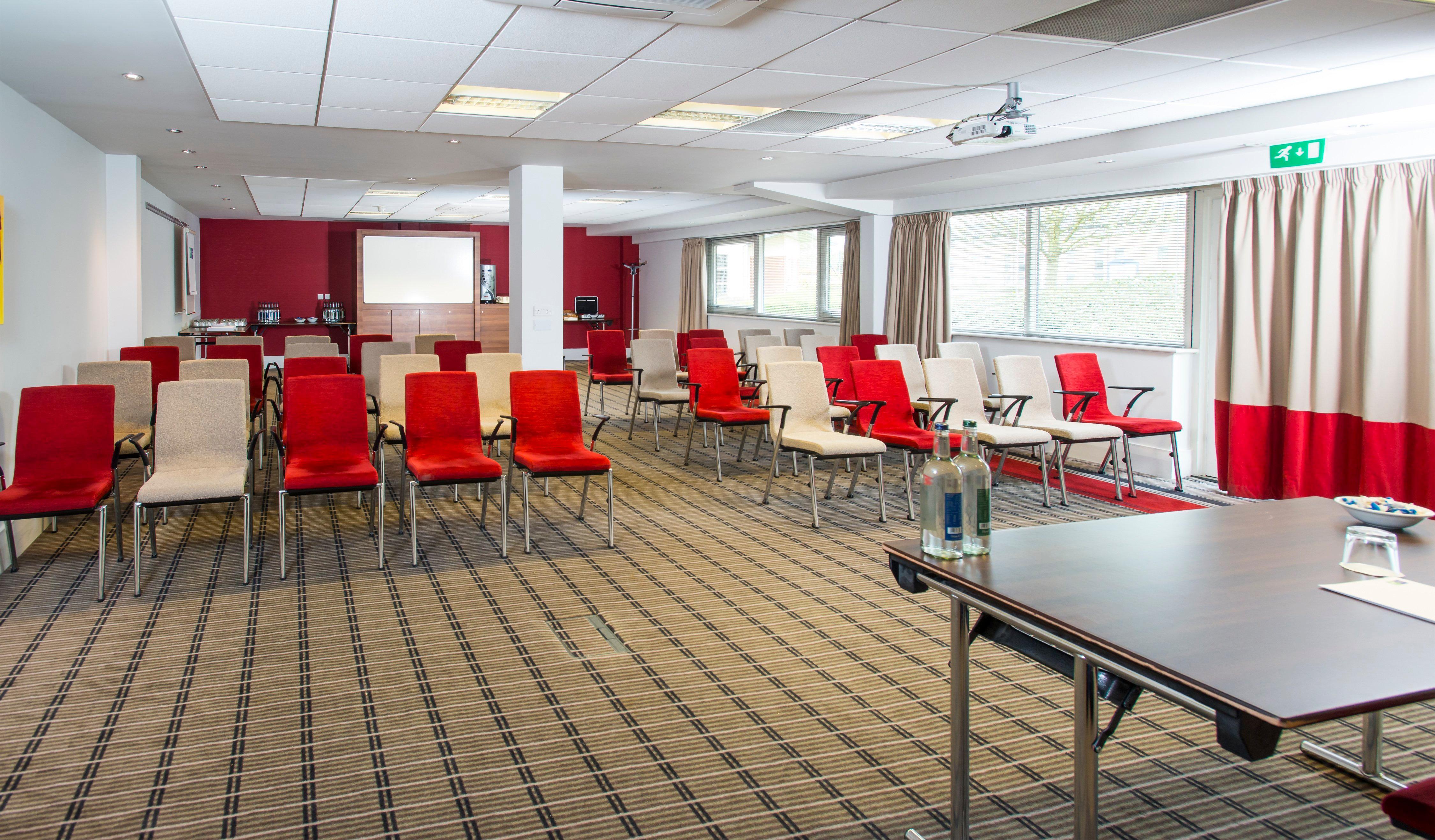 Holiday Inn Express Northampton - South By Ihg Kültér fotó
