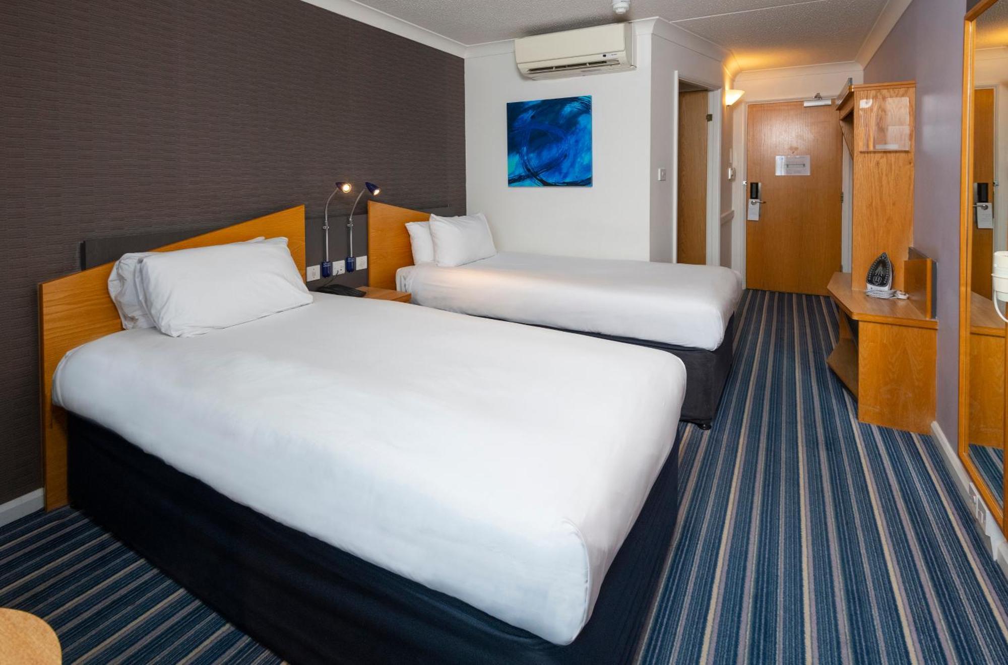 Holiday Inn Express Northampton - South By Ihg Kültér fotó