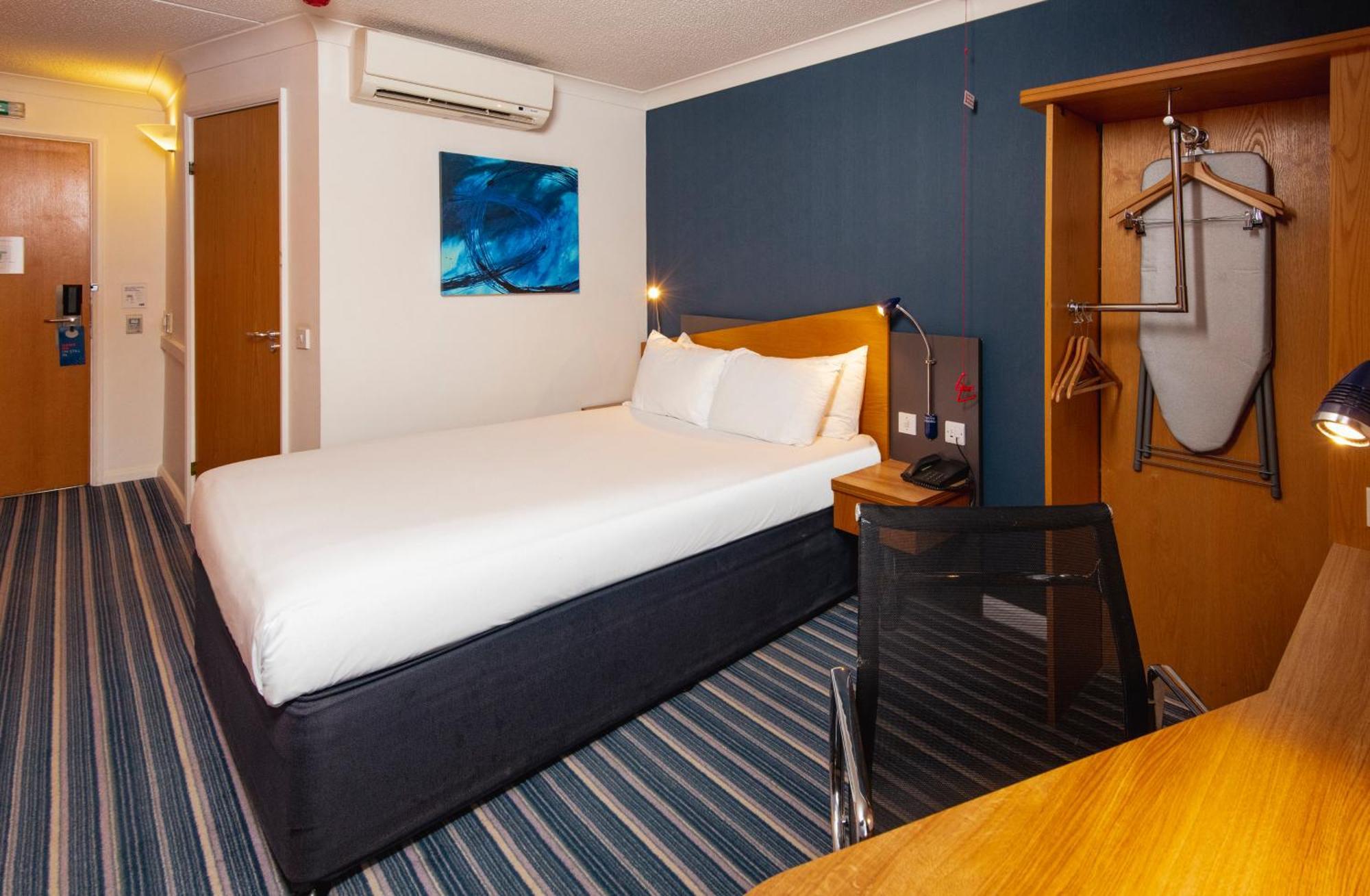 Holiday Inn Express Northampton - South By Ihg Kültér fotó