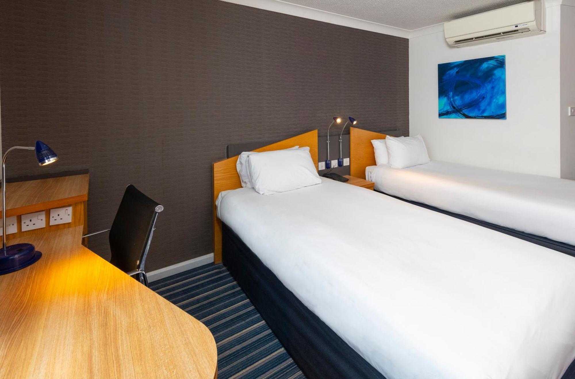 Holiday Inn Express Northampton - South By Ihg Kültér fotó